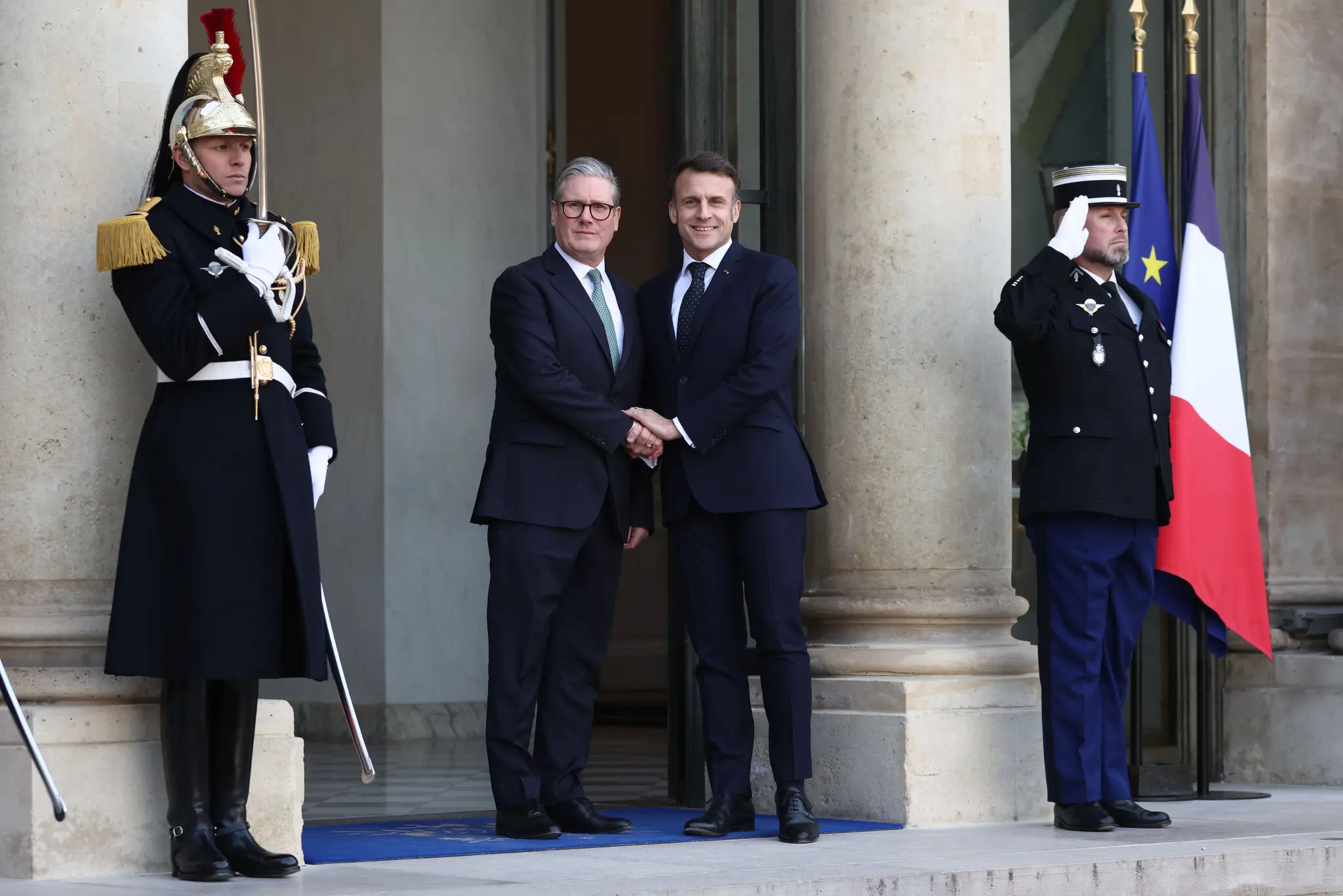 Прем'єр-міністр Великобританії Кейр Стармер і президент Франції Еммануель Макрон у понеділок у Парижі. Європейські уряди підтвердили необхідність значного збільшення своїх військових бюджетів.